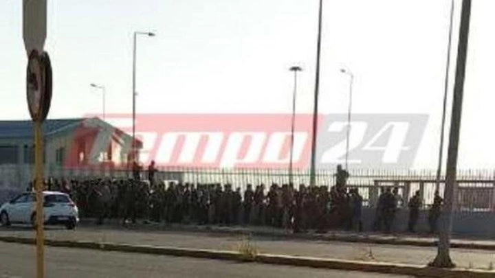 Εικόνες χάους στο λιμάνι της Πάτρας: «Πόλεμος» στην Ακτή Δυμαίων – Επέμβαση των ΜΑΤ για την απώθηση λαθρομεταναστών